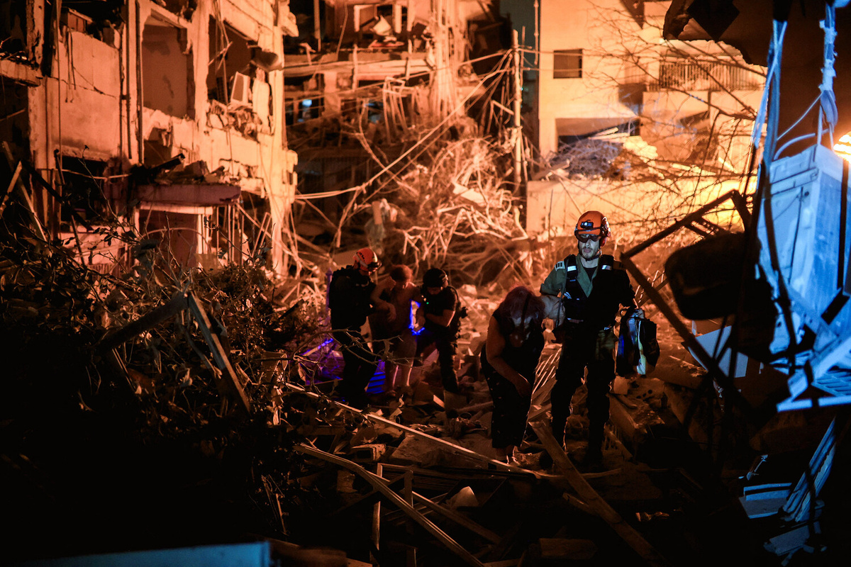 Спасатели помогают эвакуироваться местным жителям на месте последствий ракетного удара Ирана по центру Израиля, 15 июня 2025 года    📷