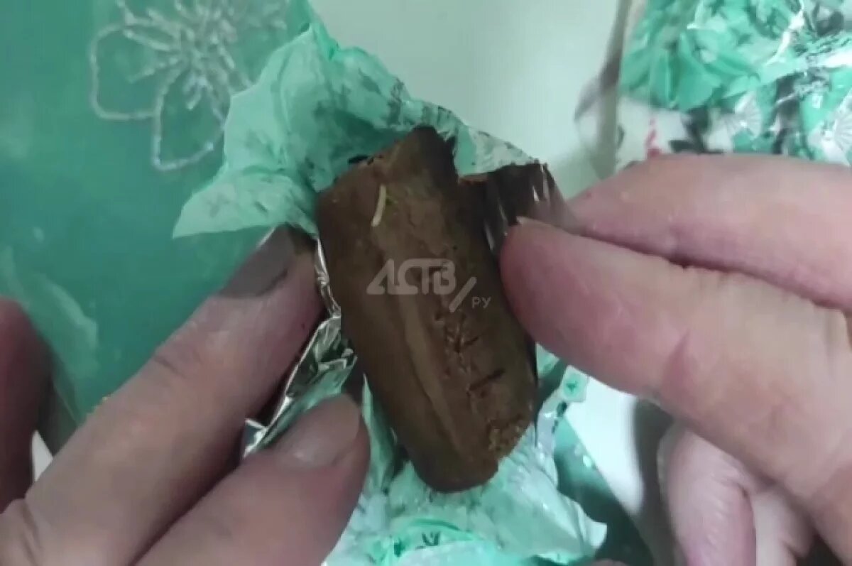    На Сахалине женщина обнаружила червяка в конфетах