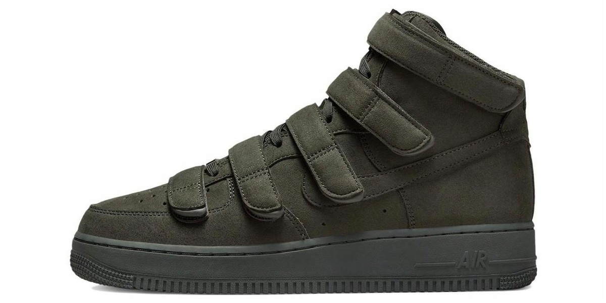 Nike Air Force 1 (34 модели с липучками). Самая классическая серия кроссовок от Nike. Модель Air Force 1 появилась более 40 лет назад и с тех пор вышла далеко за рамки спорта. Изначально разработана была в 1982 году для баскетбола, позже полностью перевернула взгляд на применение спортивной обуви: они оказались очень удачными для улицы.
Nike существенно модернизировал технологии, но не отступил от классического дизайна, предполагающего самое разнообразное применение Air Force 1. Модель выходит в трех вариантах: низкая, средняя и высокая. Всего существует сотни (если не тысячи) моделей этих кроссовок.