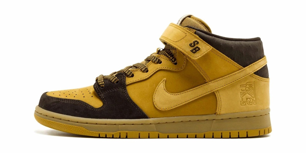 Nike Dunk или "данки" (6 моделей с липучками). Кроссовки Nike Dunk первоначально были созданы специально для игроков студенческих баскетбольных команд. Большой всплеск популярности баскетбола привел к тому, что в этот вид спорта начали очень активно приходить технологии, и именно из-за них кроссовки довольно быстро потеряли в своей актуальности среди игроков в баскетбол – так они перешли с профессиональных баскетбольных кортов  на улицы и ноги фанатов баскетбола, которым нужна была красивая повседневная обувь. Также модель пользовалась популярностью у скейтбордистов. В 1998-м году компания Nike обновила модель и сделала ее не столько баскетбольной, сколько скейтовой обувью.