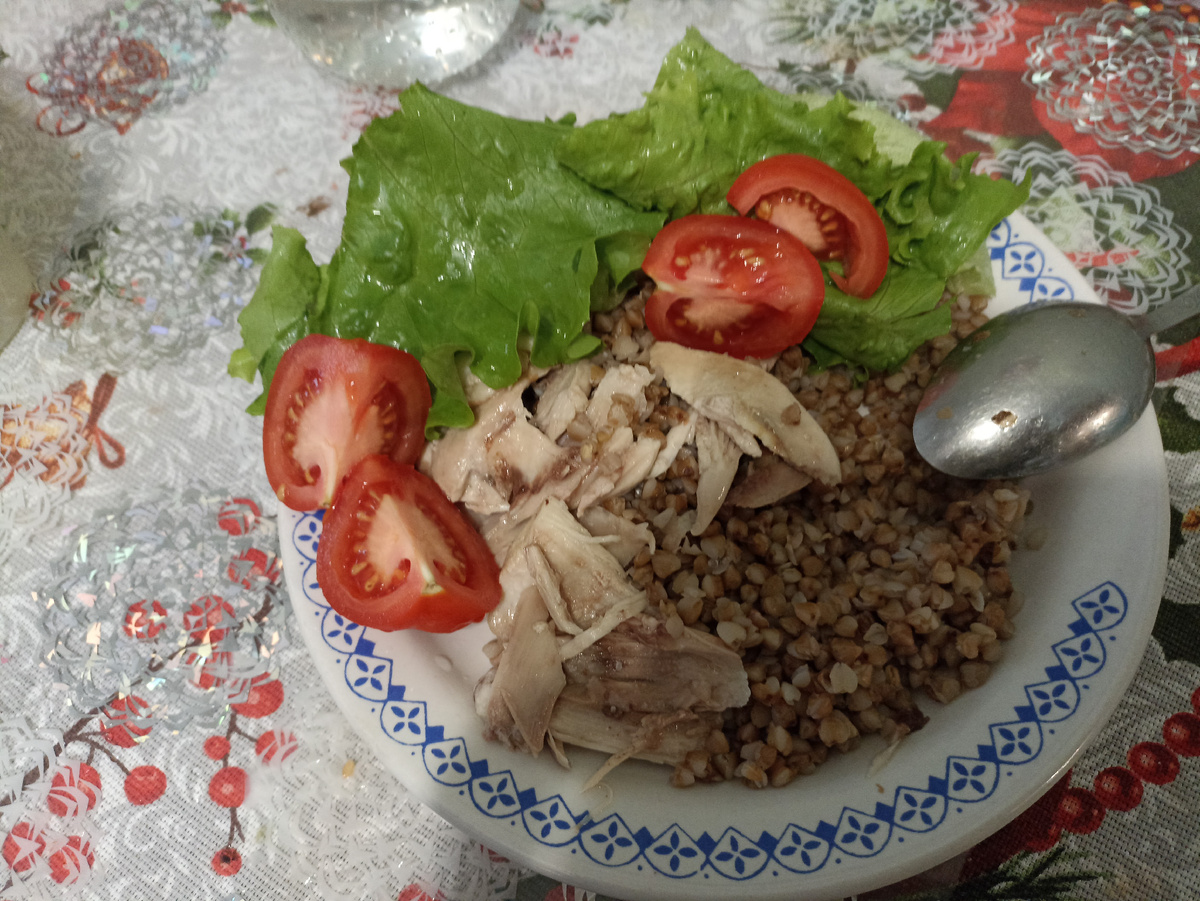 Каша гречневая,салат с огорода тематики и курочка отварная 