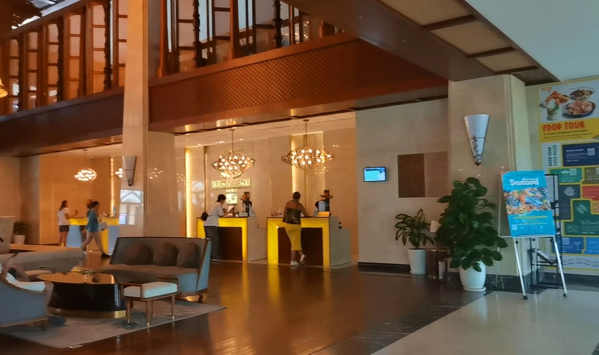 В холле отеля Duyen Ha Resort Cam Ranh