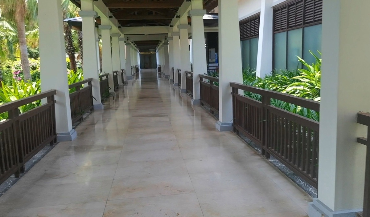 Проход по коридору до многоэтажного корпуса.