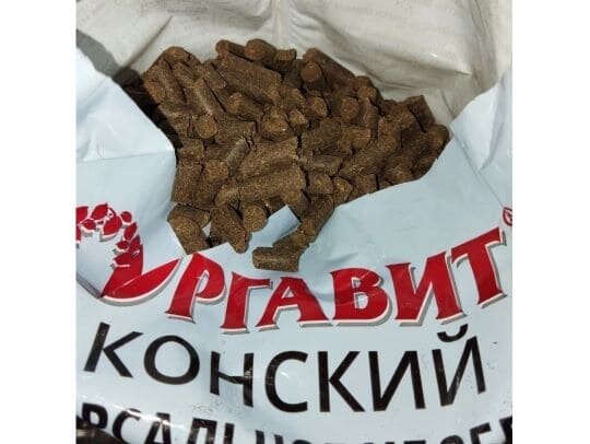На фото гранулированный конский навоз