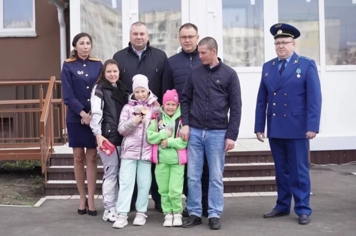    Построенное сиротское жильё попадает в радостные отчёты с новосёлами, а непостроенное – в криминальную хронику.