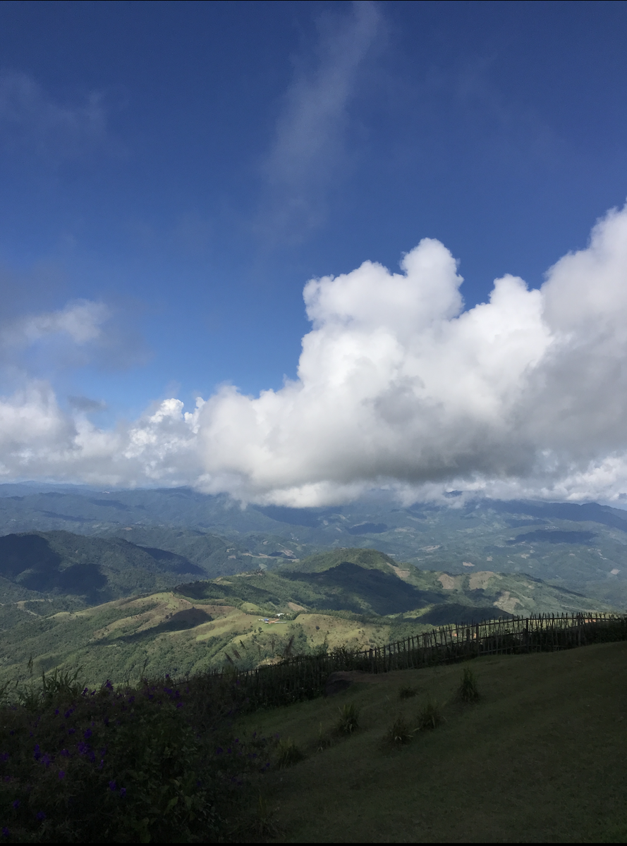 Граница Таиланда и по ту сторону забора Мьянмы.