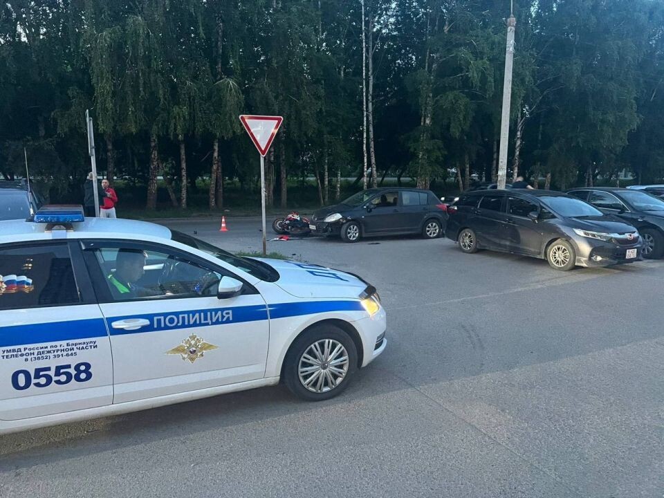    ДТП с мотоциклистом на Павловском тракте в Барнауле. Источник: ГУ МВД по Алтайскому краю