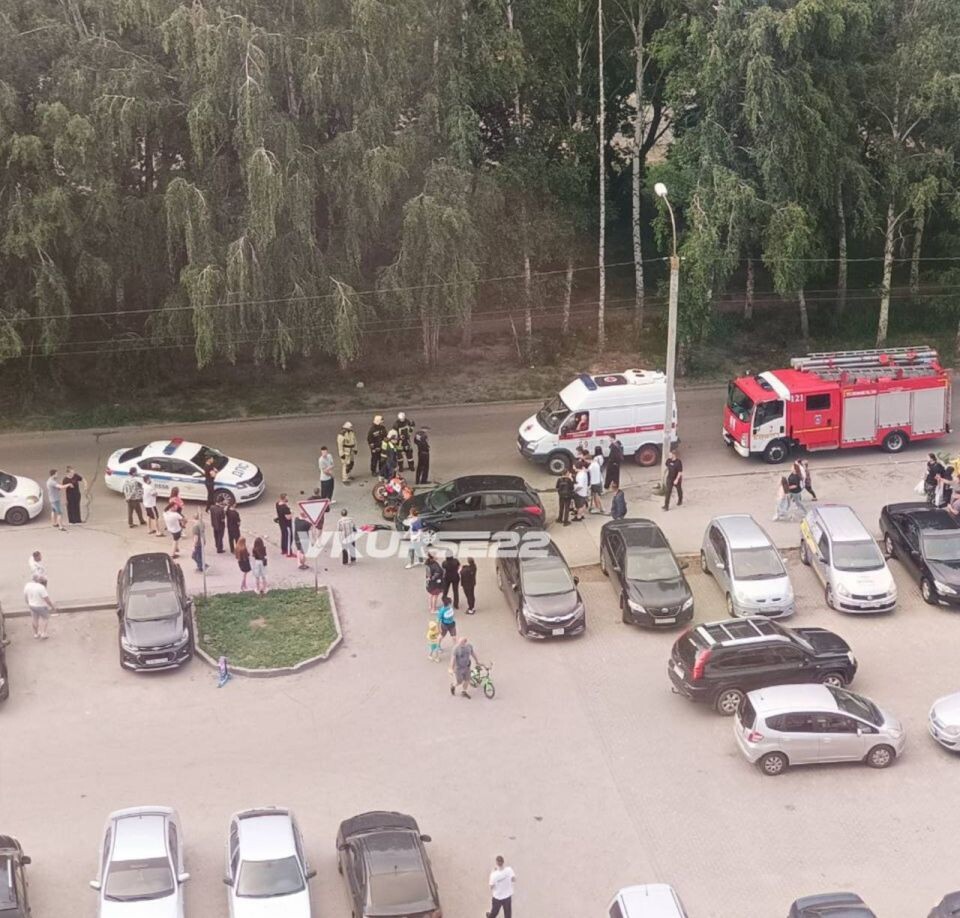    ДТП с мотоциклистом на Павловском тракте в Барнауле. Источник: "В курсе 22"