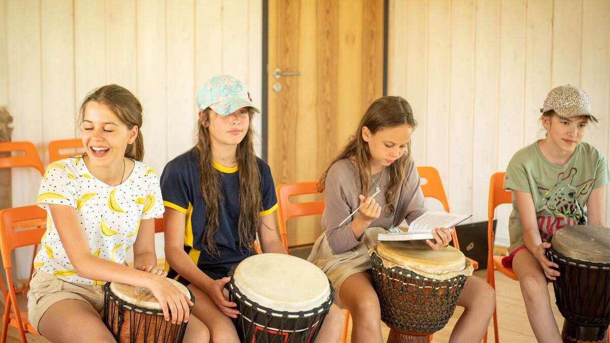 Гаммы незаметно прокладывают нейронные пути к пониманию геометрии. Чтение партитуры с листа задействует области мозга, которые отвечают за решение уравнений. Это удивительная реальность мозга! Нейробиологи говорят нам о том, что занятия музыкой – это мощный инструмент для тренировки тех самых областей мозга, которые лежат в основе математических способнос