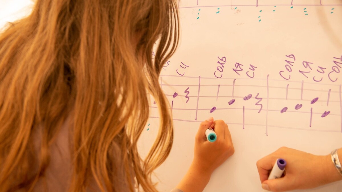 Нотный стан – это по сути та же двумерная система координат. По горизонтали - мелодия, а по вертикали ноты. Распознать каждую ноту для мозга многофакторная задача с определением длительности, тональности, октавы и координации рук.