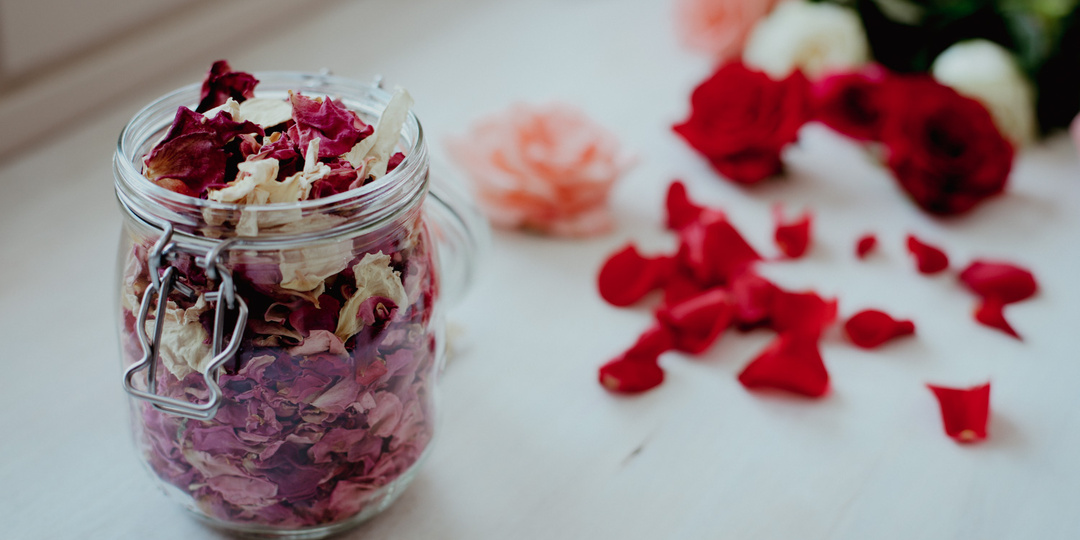 Что сделать с лепестками роз: 8 идей