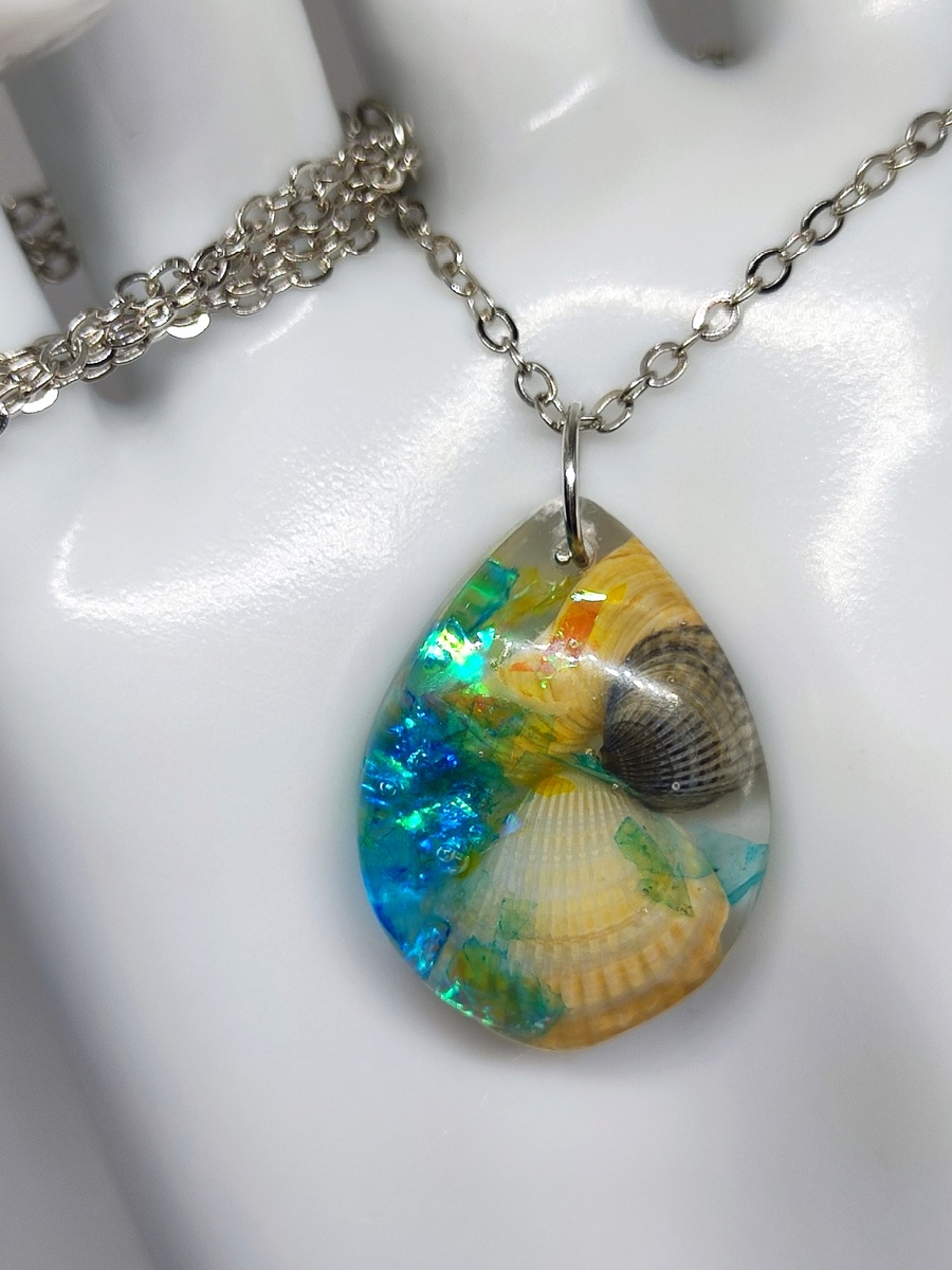 Кулон  ручной работы из эпоксидной смолы.