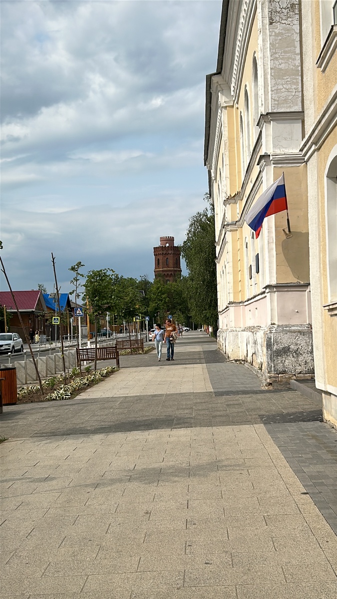 Уютные улочки Зарайска на фоне городской доминанты — Водонапорной башни (можно подняться на самый верх башни и увидеть город с высоты 9 этажа)