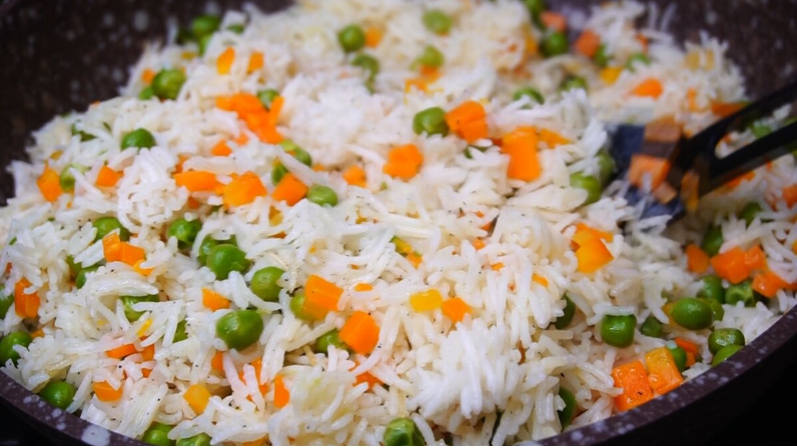 Как вкусно приготовить рис с овощами на сковороде.