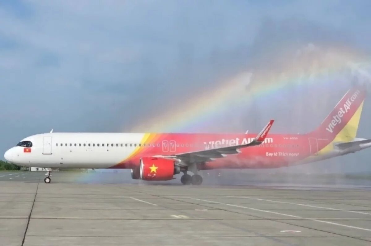    Первый рейс Vietjet Air из Вьетнама встретили водной аркой во Владивостоке