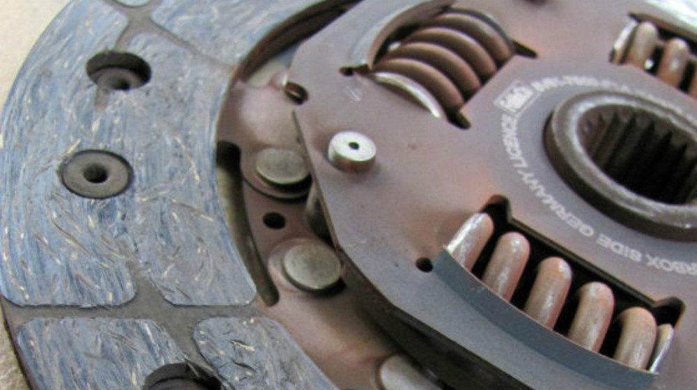    Выжимаете сцепление на светофоре Эксперты предупреждают об опасности