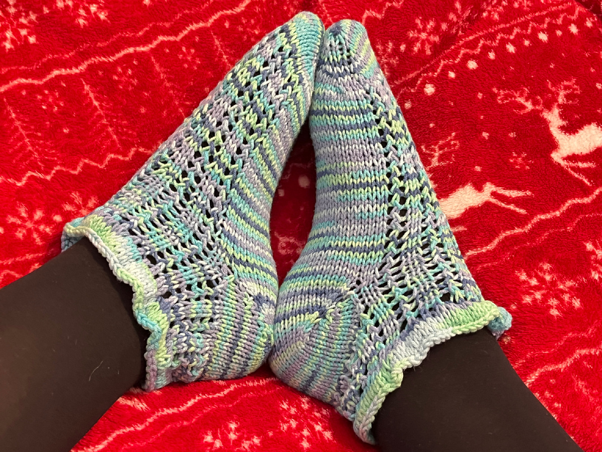 Пасмурная погода и красный фон искажают настоящий цвет пряжи