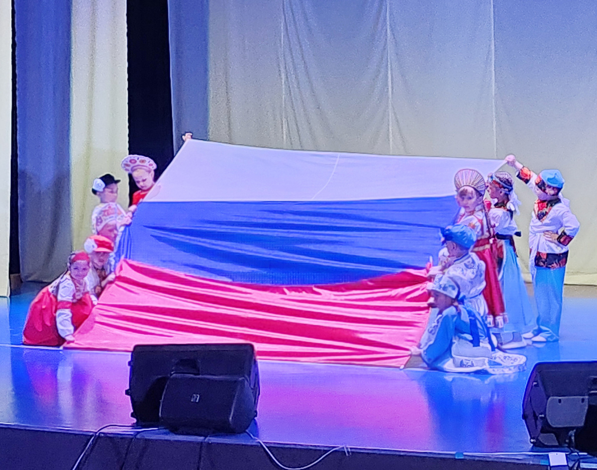 Театр мод «Почемучка» подарил патриотическое выступление в народных образах и растянул на сцене флаг России