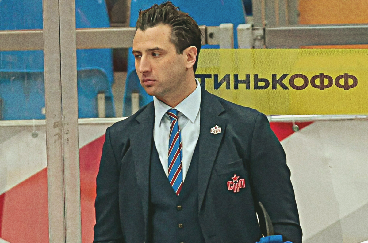 Роман Ротенберг на тренерсокм мостике во время игры