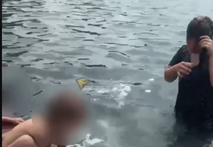 Две женщины помыли головы с шампунем в фонтане у ГПНТБ в Новосибирске