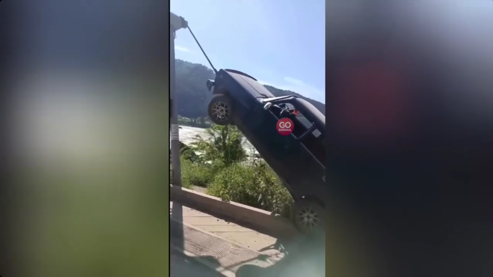    Автомобиль, заехавший на опору моста в Чемальском районе Республики Алтай. Источник: Telegram-канал GO_BARNAUL