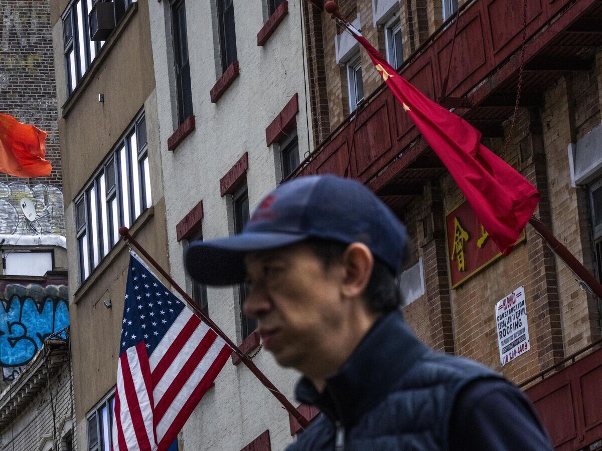    Государственные флаги США и Китая © AP Photo / Eduardo Munoz Alvarez