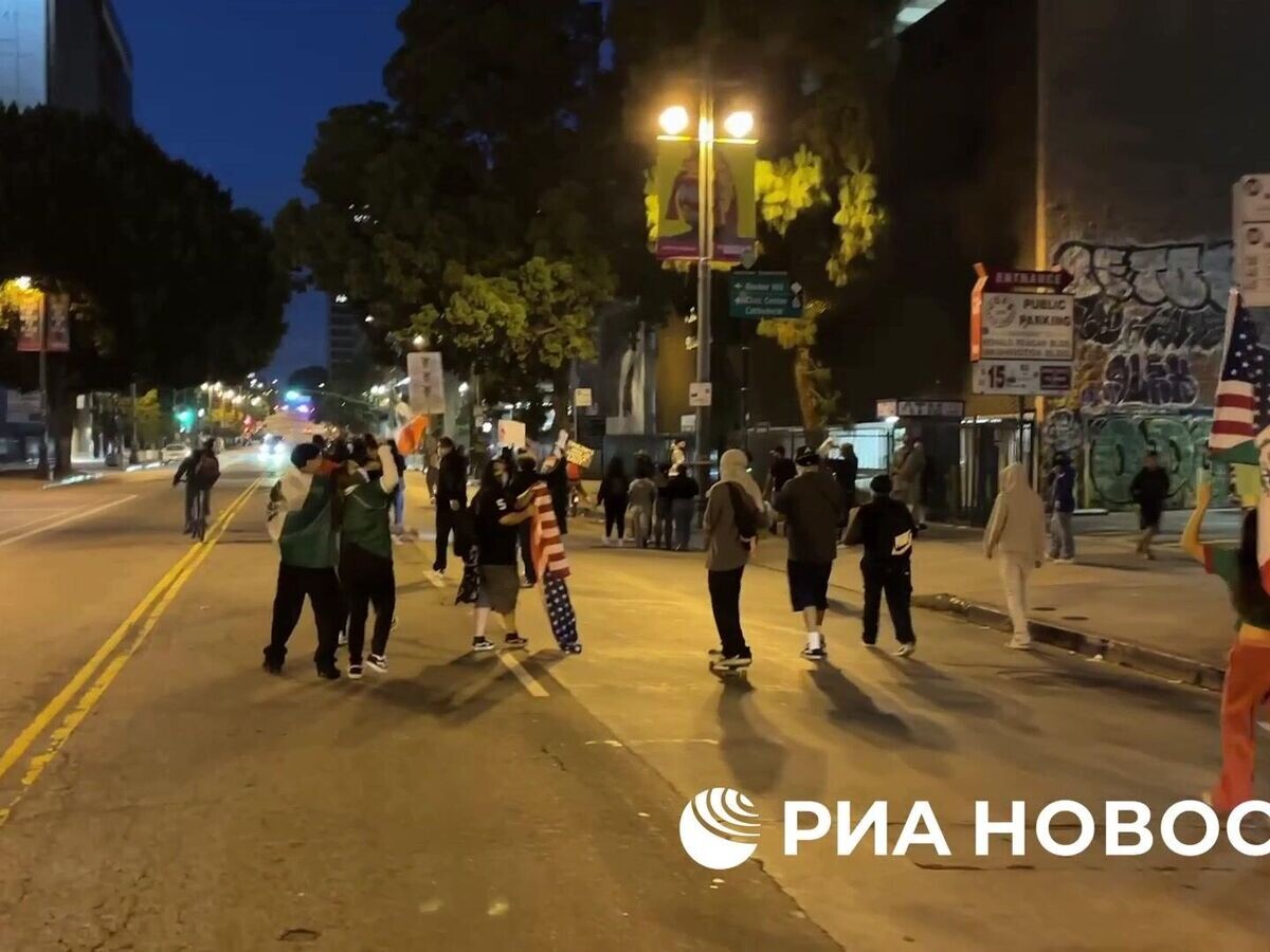    Ночные протесты в Лос-Анджелесе © РИА Новости
