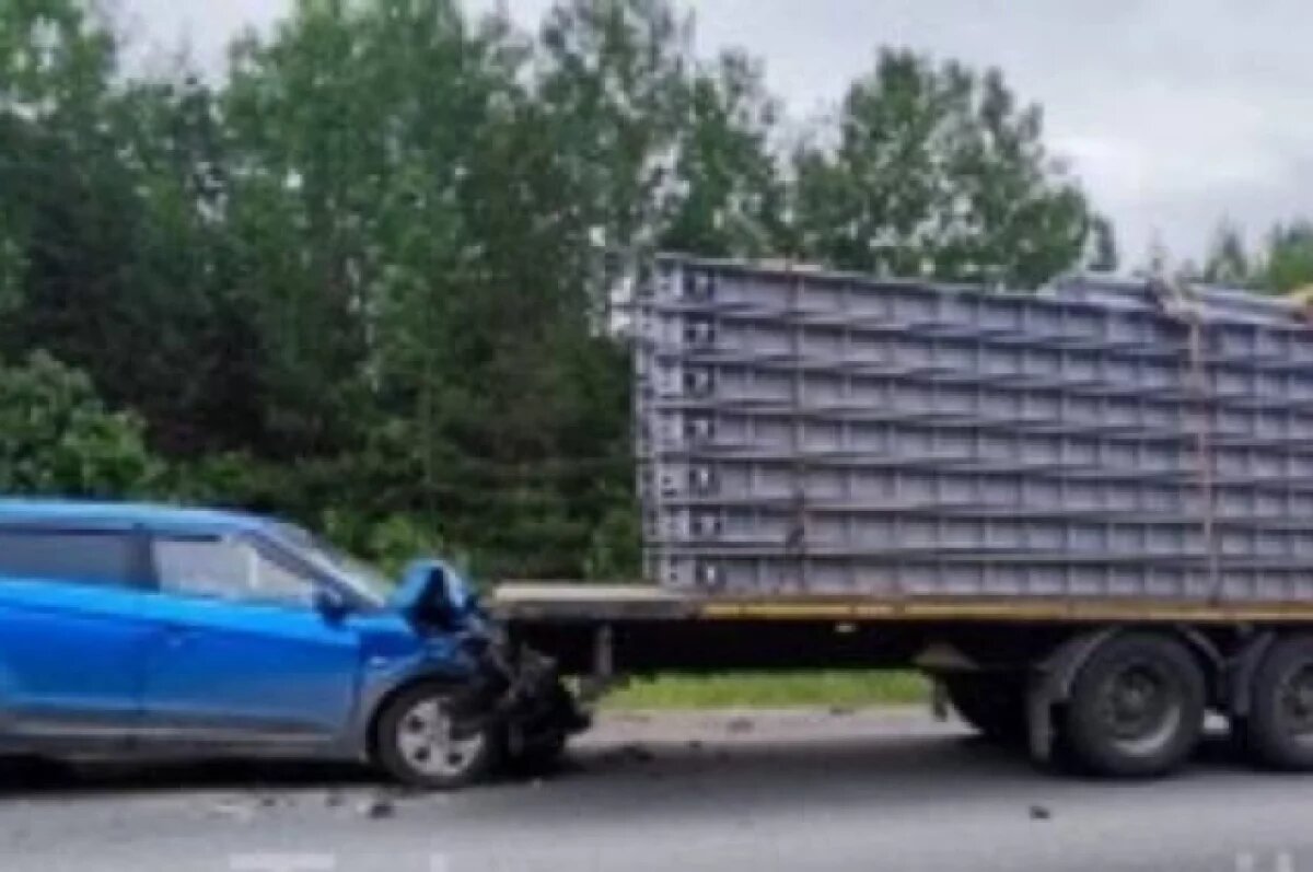    Иномарка попала под колеса большегруза.