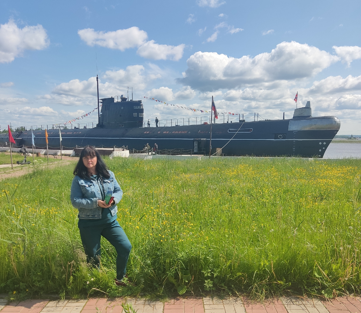 У музея-подводной лодки в Вытегре, Вологодская область.