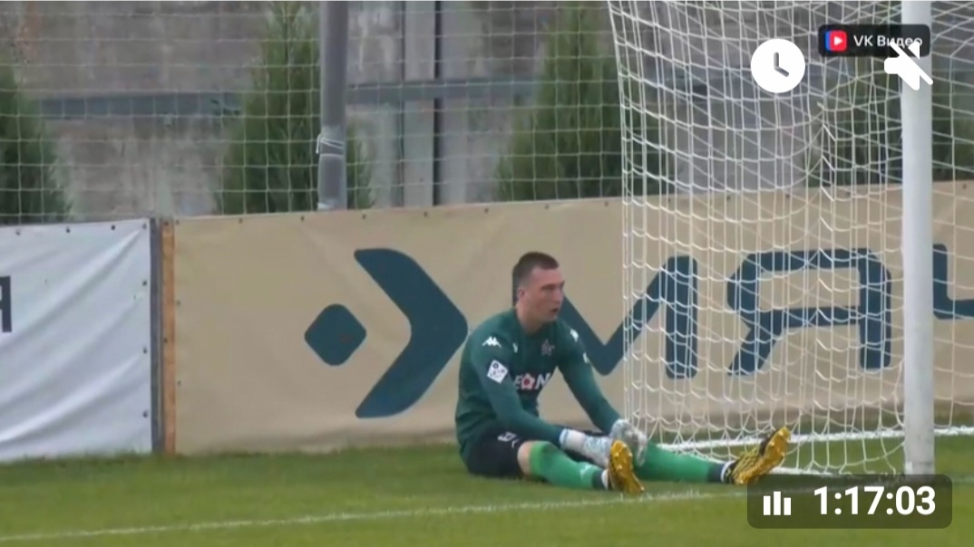 Страж ворот армейской команды Захар Бадюк