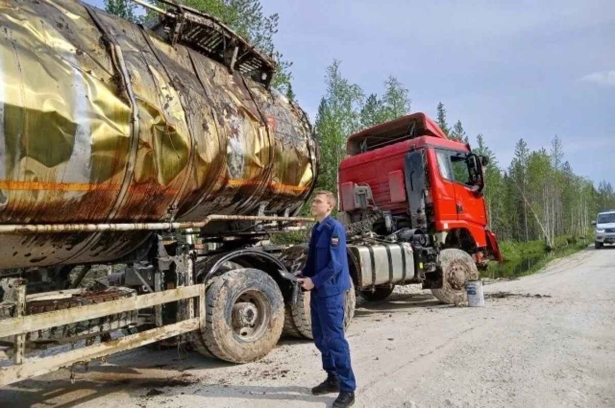    После аварии произошёл разлив нефтепродуктов.