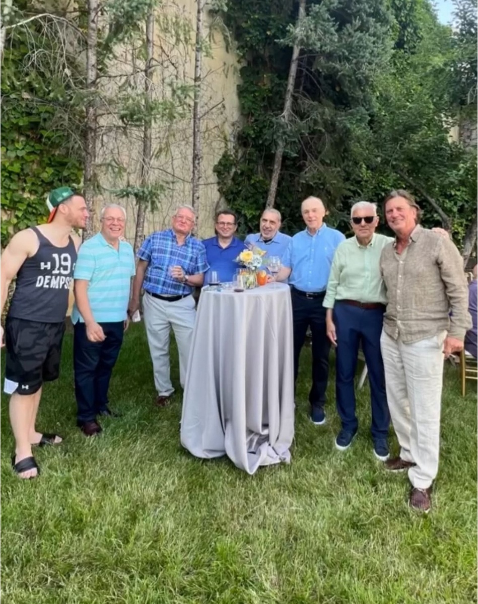 Слева Керем, его отец Памир... Друзья, родственники. День Рождения отца Керема. 15.06.2025