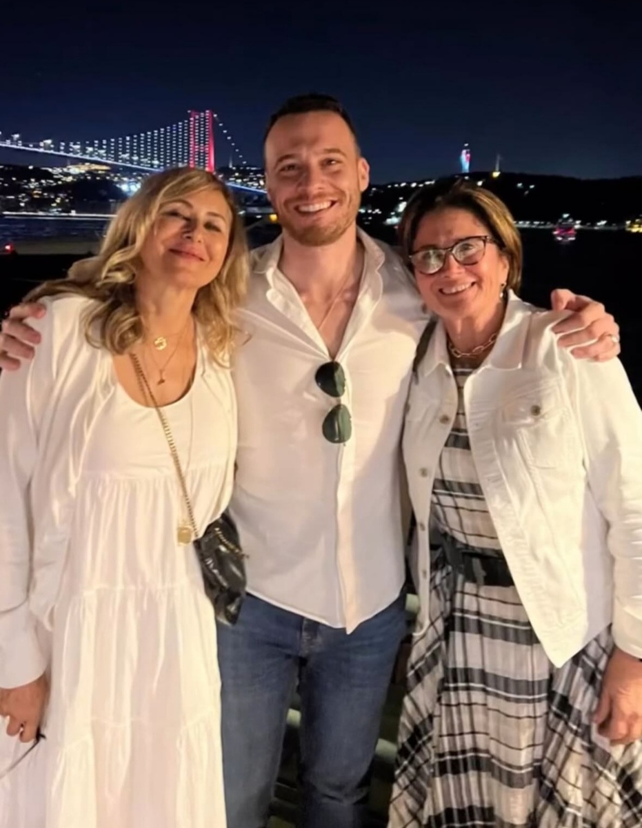 Керем, справа его мама Чигдэм Бюрсин. День Рождения отца Керема в Турции. 15.06.25