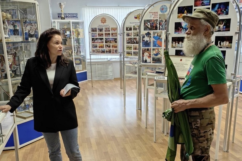    59-летний Алексей Орлов на велосипеде везет до Ладожского озера воду из Байкала. Таким образом он решил соединить водоемы России