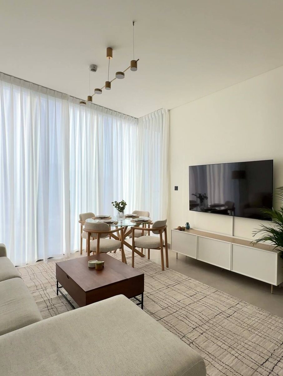 Для интерьера выбрана нейтральная цветовая палитра; проект Furni в Дубае