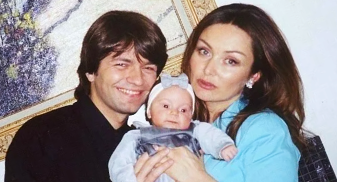 на фото Дмитрий Маликов, Елена Изаксон с дочкой Стефанией