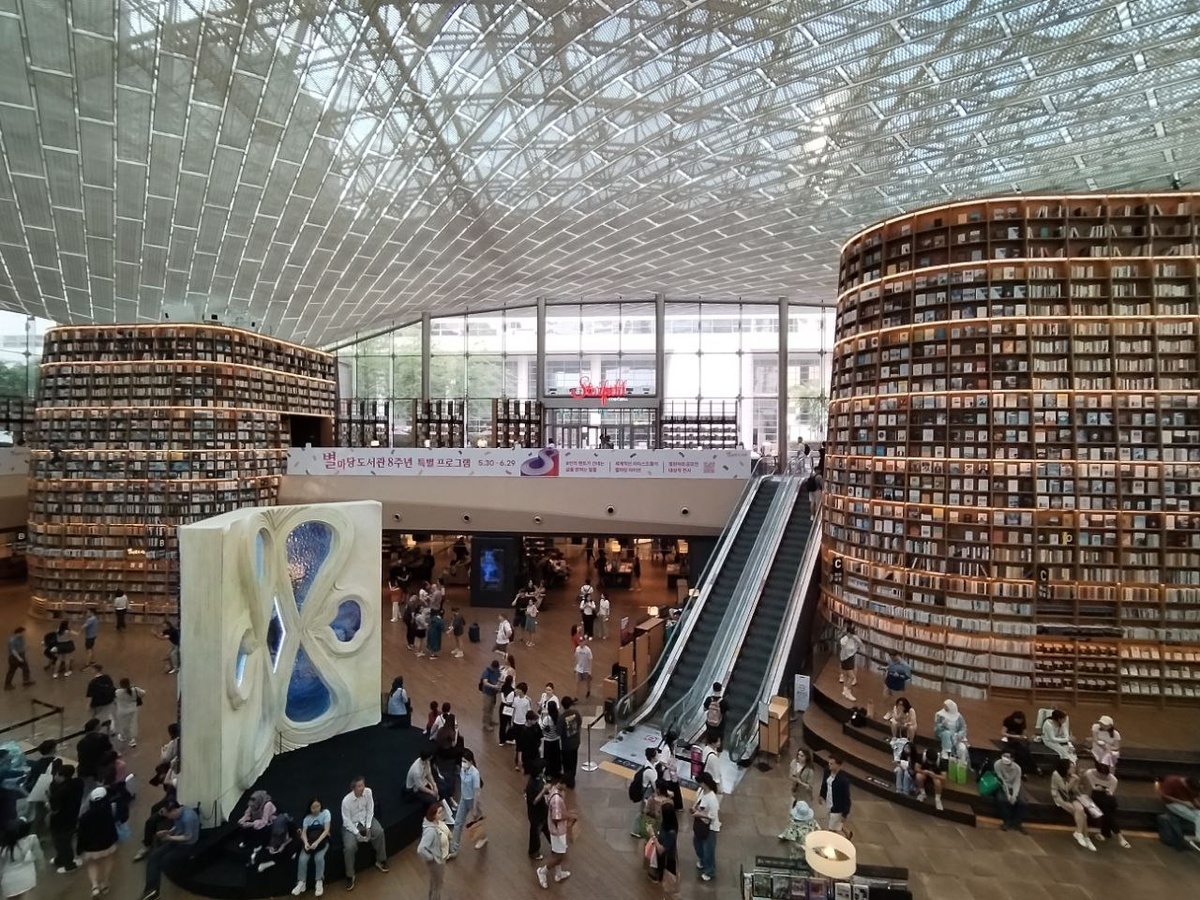 Библиотека Starfield в Сеуле.