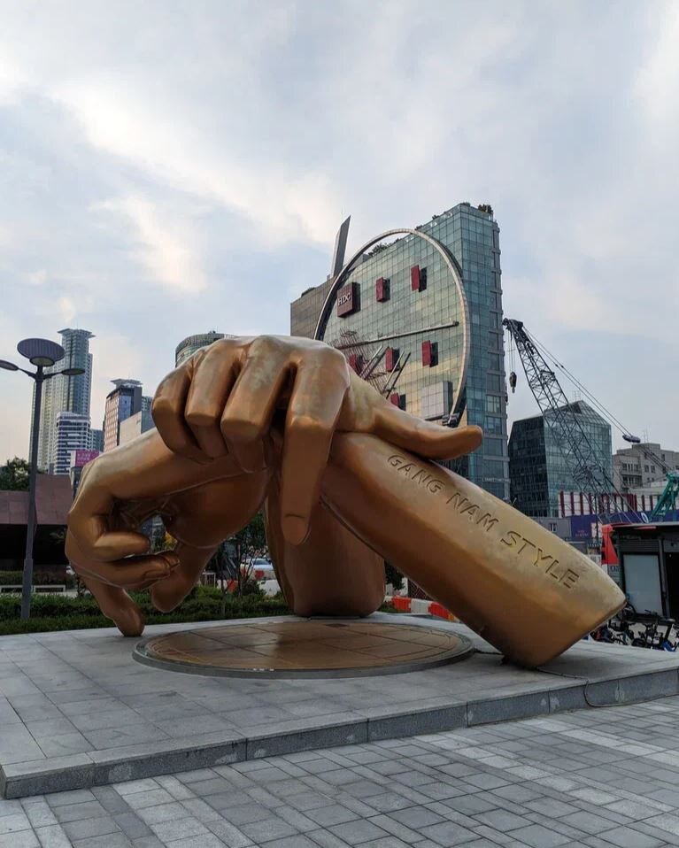 Памятник песне "Gangnam Style" в сеульском районе Каннам (Gangnam).