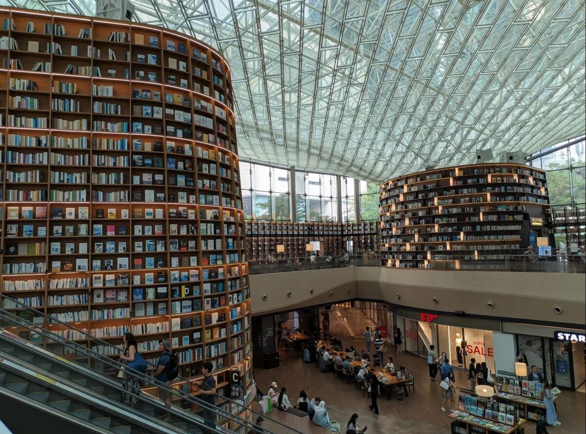 Библиотека Starfield в Сеуле.