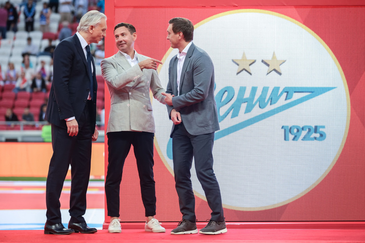    Казань в скором времени будет объявлена как город Суперкубка (на фото — президент РФС Александр Дюков, министр спорта РТ Владимир Леонов, президент РПЛ Александр Алаев).   
Фото: «БИЗНЕС Online»