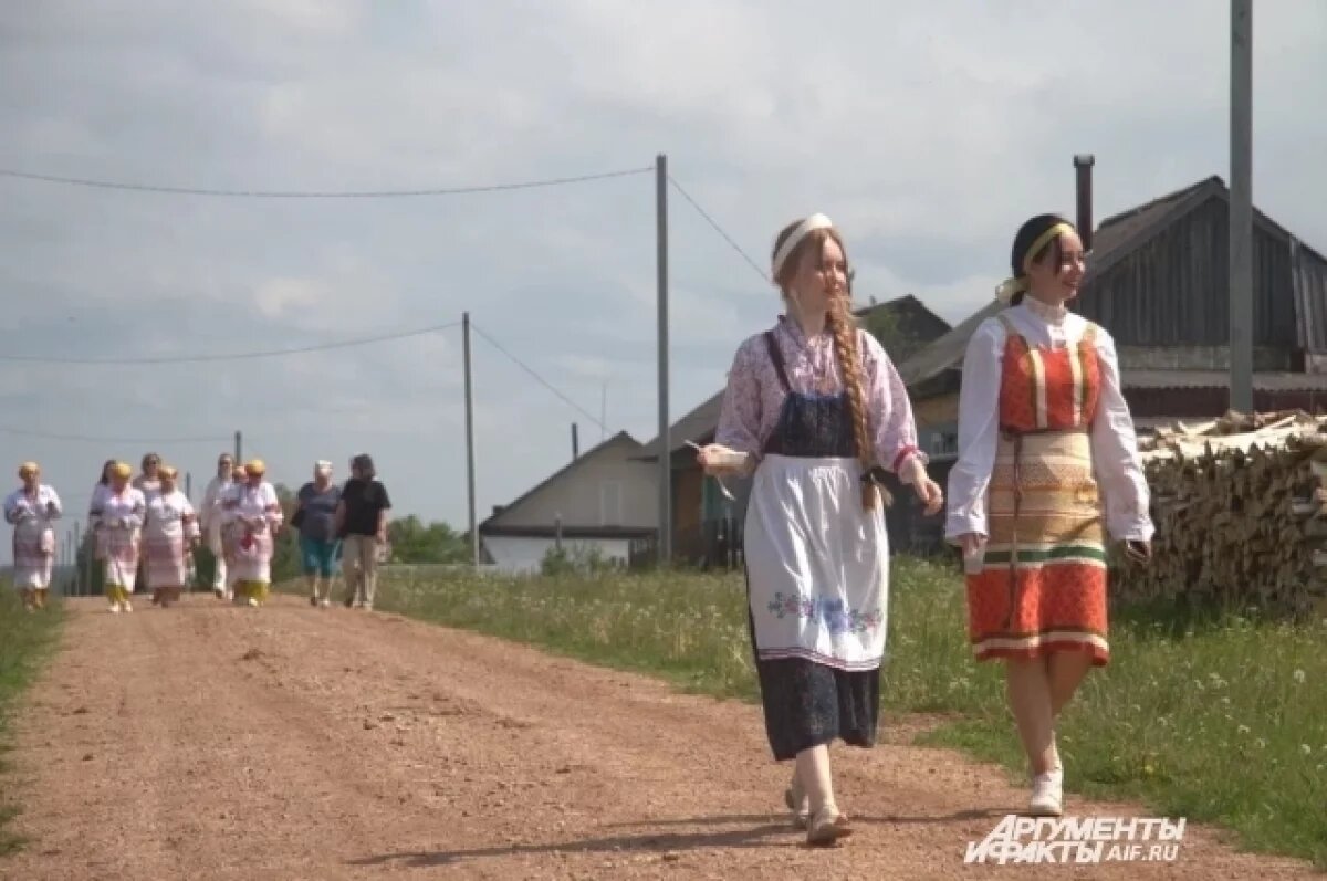    С обрядами, танцами и пирогами.