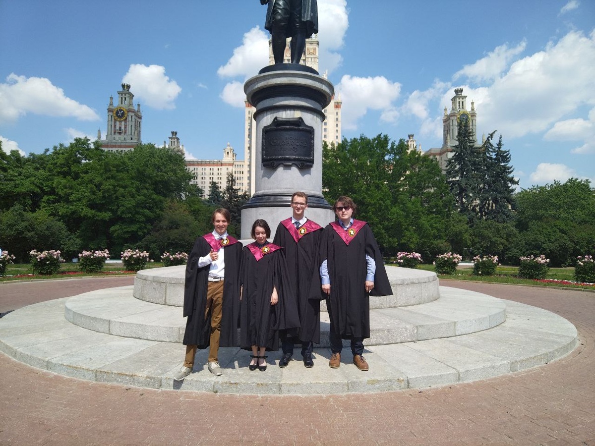 Это фото я делал на фоне памятника Ломоносову к югу от главного здания МГУ, так что не обессудьте — мы тогда выпустились из университета!