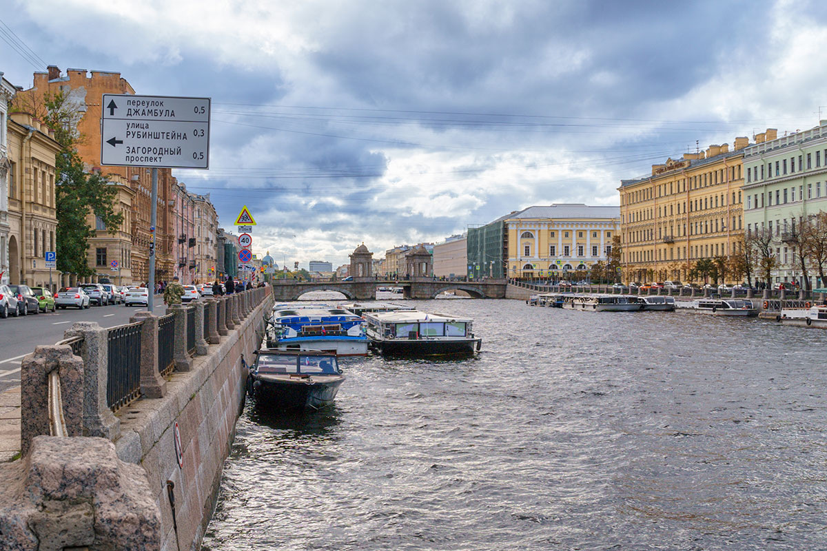 LARISA DUKA / Shutterstock / FOTODOM📷Причал на набережной реки Фонтанки, 51–53