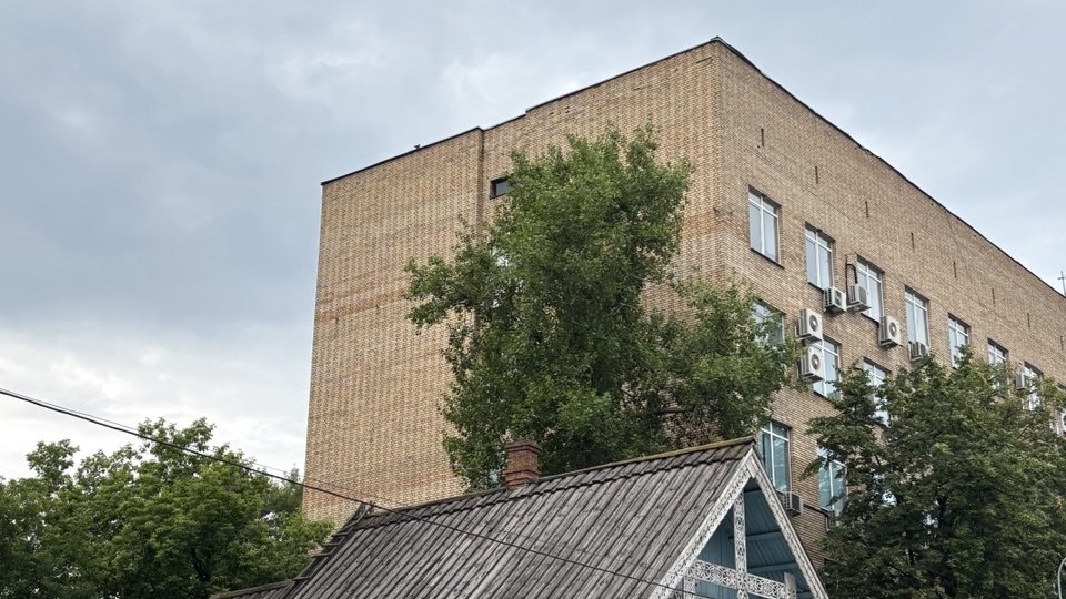 Русская избушка в фешенебельном районе Москвы