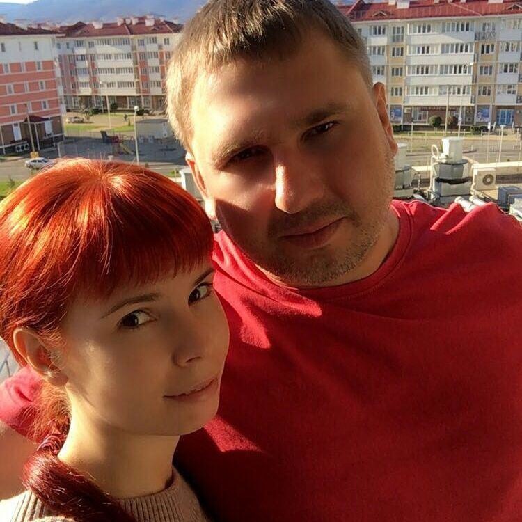 "Ирина" и Дмитрий. https://sun9-49.userapi.com/impg/t-Wjf_LFWQljDMSxPkGVrlZs1LnBm7pVPbTtKA/eTNFIJdqE8A.jpg?size=750x750&quality=96&sign=a6076fe6944de6d5a59fc7eb4b420b75&type=album