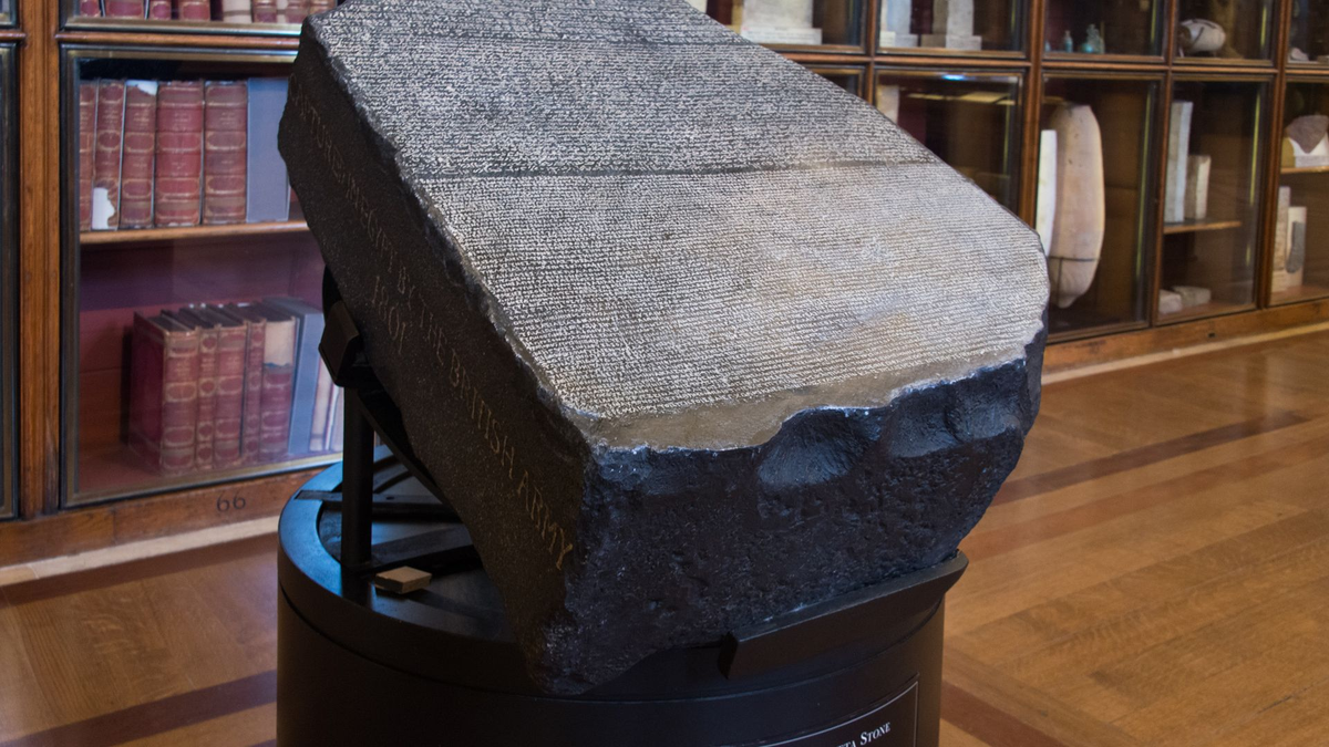 Розеттский камень имеет высоту 114,4 см, ширину 72,3 см и толщину 27,9 см.