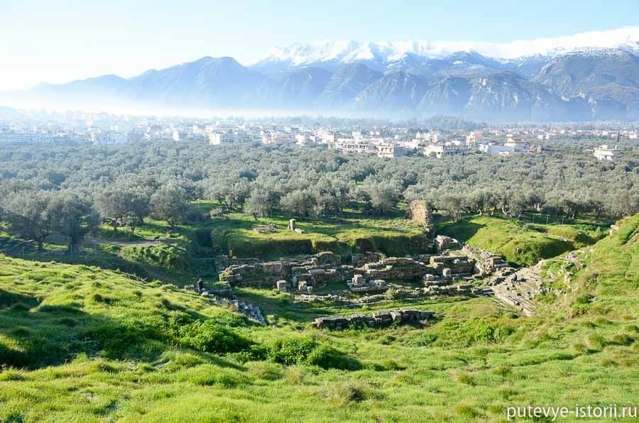 Вид на современную Спарту с вершины акрополя
