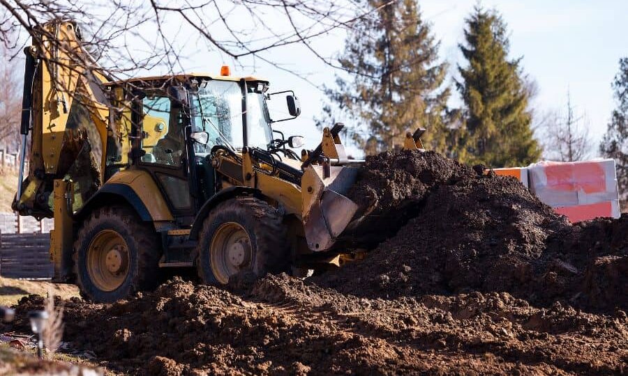 Как поднять землю на участке: материалы, этапы, законность