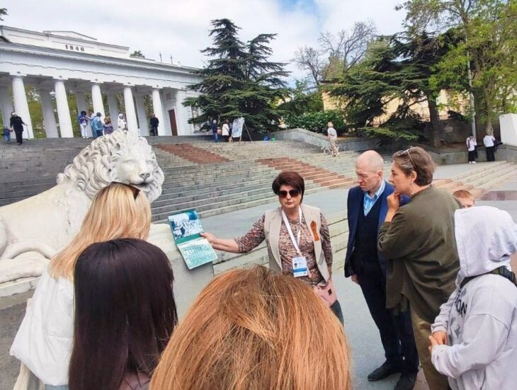     Экскурсанты на Графской пристани Севастополя. Источник: t.me/sevastopol_tic.