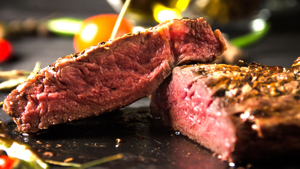     Фото: bucks134/Shutterstock/FOTODOM Нарезка мяса поперек волокон — священное правило для нежности. Все потому, что короткие мышечные волокна легче разжевать. Если же нарезать мясо вдоль волокон, каждый кусок будет представлять собой длинные, жесткие «веревки», которые сложно прожевать